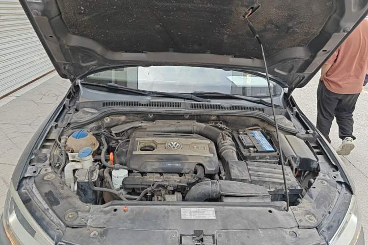 Used Volkswagen Sagitar 2012 1.8TSI Automatic Flagship Edition Engine Bay