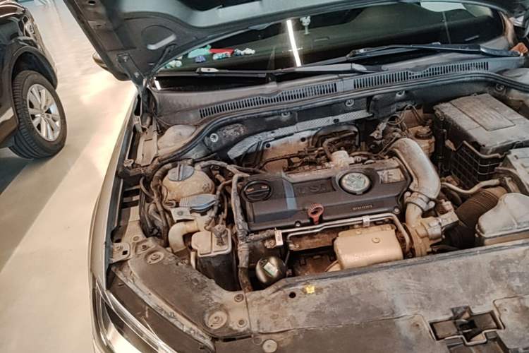 Used Volkswagen Sagitar 2012 1.4TSI Automatic Luxury Edition Engine Bay Right