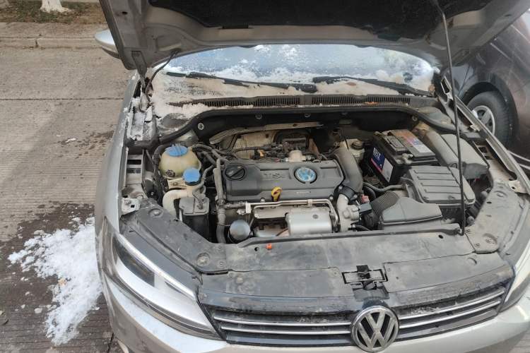 Used Volkswagen Sagitar 2012 1.4TSI Manual Luxury Model Engine Bay Right
