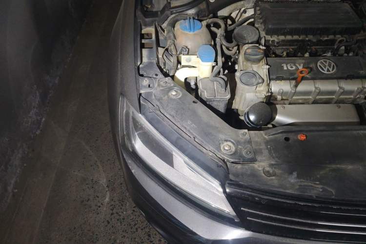 Used Volkswagen Sagitar 2012 1.6L Automatic Comfort Edition Engine Bay Right