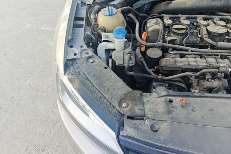 Used Volkswagen Sagitar 2012 1.8TSI Automatic Flagship Edition Engine Bay Right