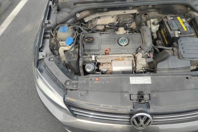 Used Volkswagen Sagitar 2012 1.4TSI Manual Luxury Model Engine Bay Right