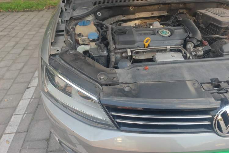 Used Volkswagen Sagitar 2012 1.4TSI Automatic Luxury Edition Engine Bay Right