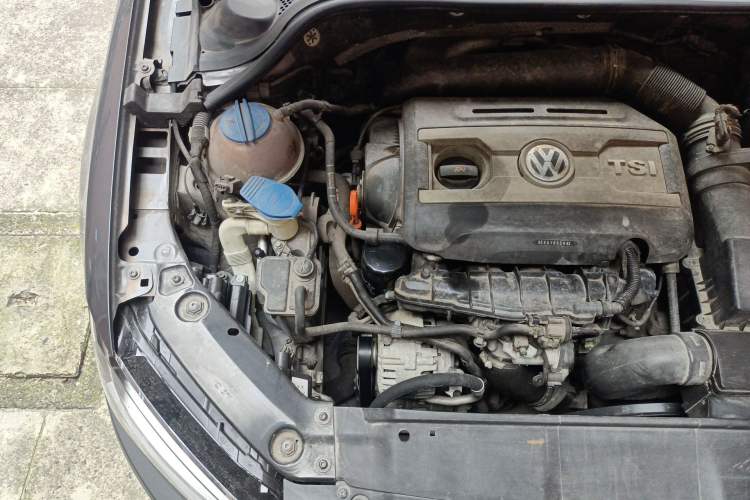 Used Volkswagen Sagitar 2012 1.8TSI Automatic Flagship Edition Engine Bay Right
