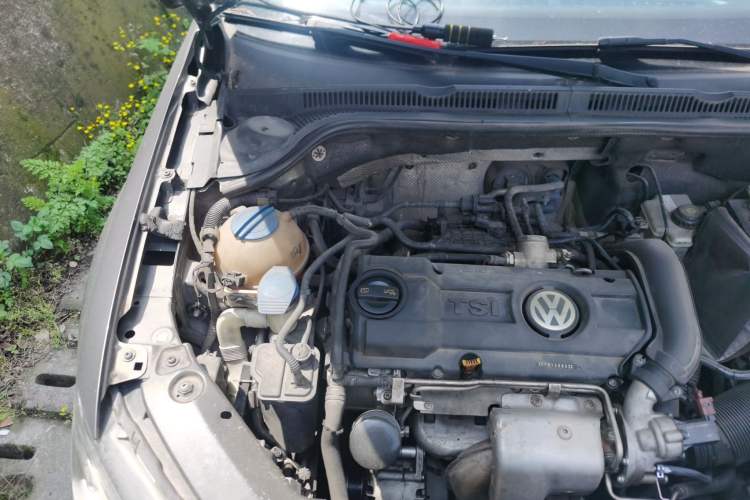 Used Volkswagen Sagitar 2012 1.4TSI Manual Luxury Model Engine Bay Right