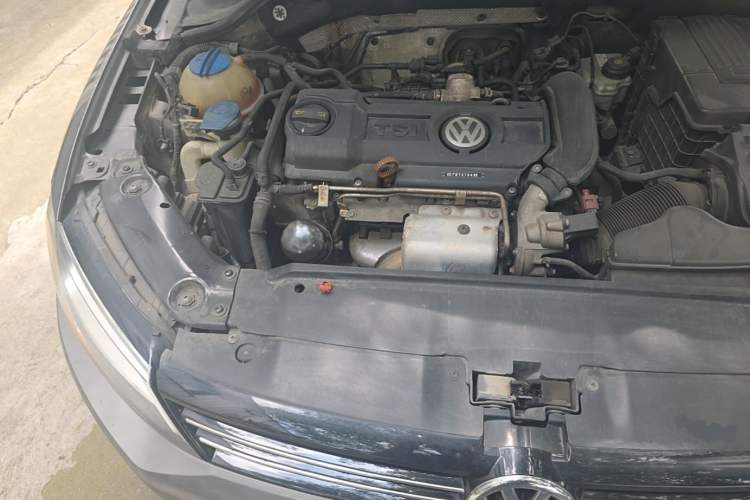 Used Volkswagen Sagitar 2012 1.4TSI Automatic Luxury Edition Engine Bay Right