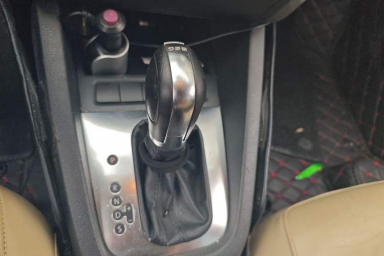 Used Volkswagen Sagitar 2012 1.4TSI Automatic Luxury Edition Gear Lever