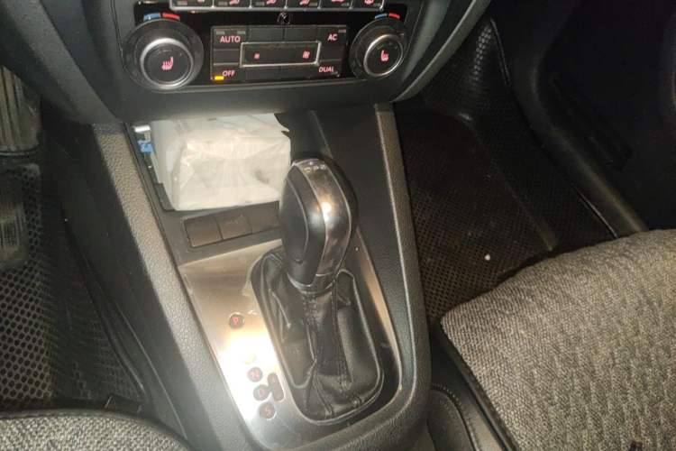Used Volkswagen Sagitar 2012 1.4TSI Automatic Flagship Edition Gear Lever