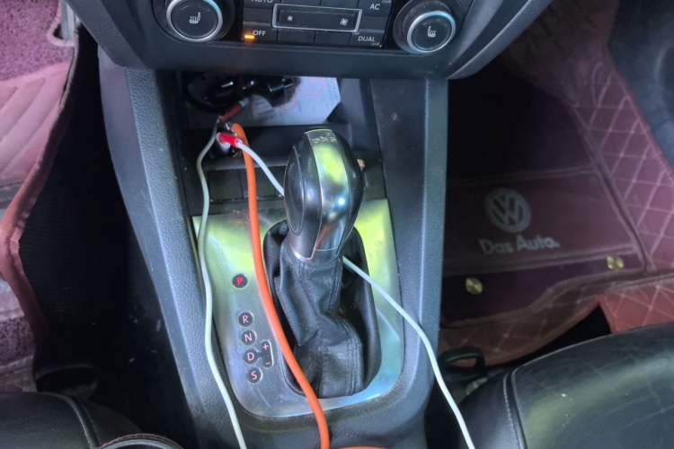 Used Volkswagen Sagitar 2012 1.4TSI Automatic Luxury Edition Gear Lever
