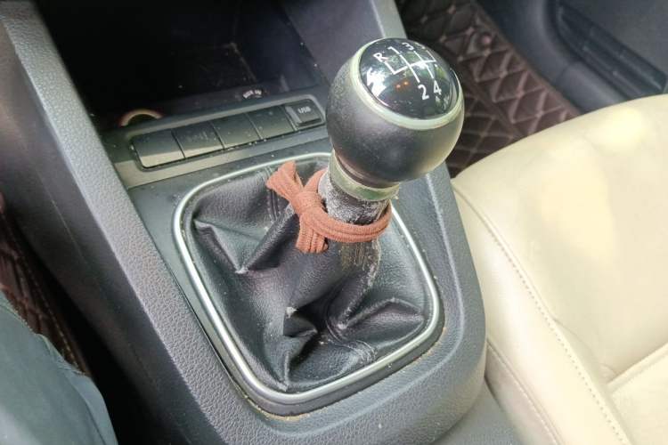 Used Volkswagen Sagitar 2012 1.6L Manual Comfort Model Gear Lever
