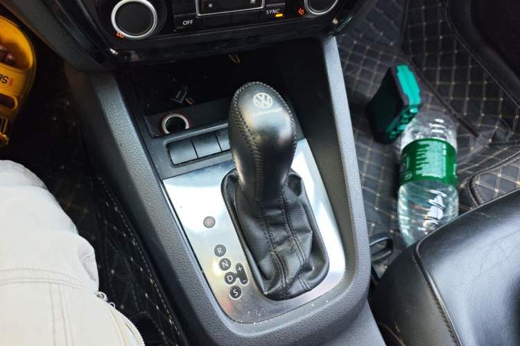 Used Volkswagen Sagitar 2012 1.4TSI Automatic Luxury Edition Gear Lever