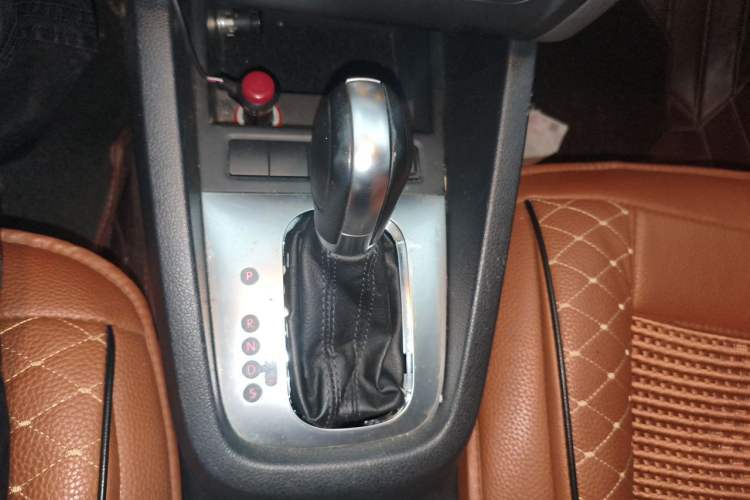 Used Volkswagen Sagitar 2012 1.6L Automatic Comfort Edition Gear Lever