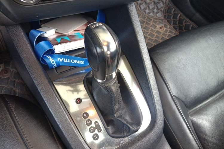 Used Volkswagen Sagitar 2012 1.4TSI Automatic Luxury Edition Gear Lever