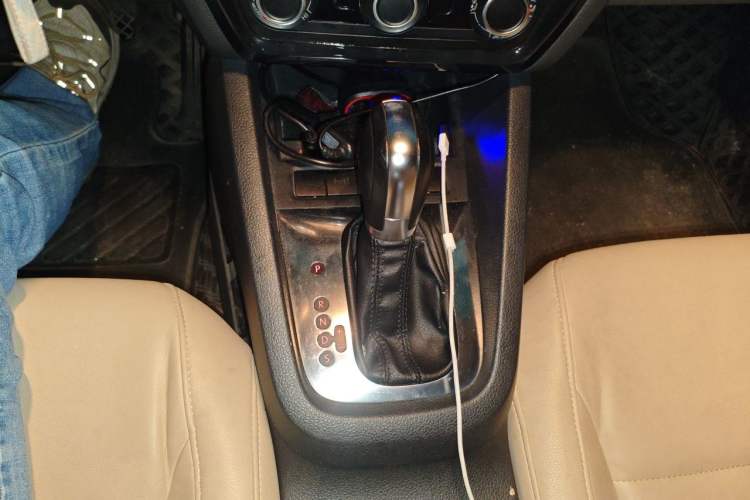 Used Volkswagen Sagitar 2012 1.6L Automatic Comfort Edition Gear Lever