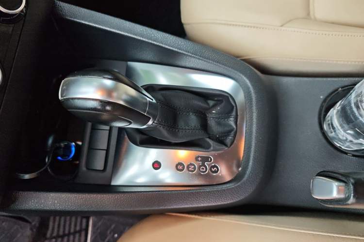 Used Volkswagen Sagitar 2012 1.6L Automatic Comfort Edition Gear Lever