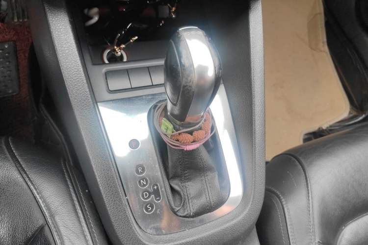Used Volkswagen Sagitar 2012 1.4TSI Automatic Flagship Edition Gear Lever