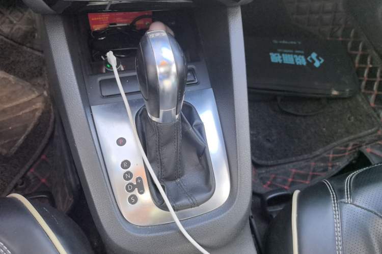 Used Volkswagen Sagitar 2012 1.4TSI Automatic Luxury Edition Gear Lever