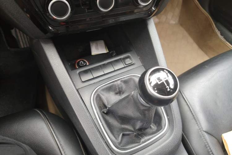 Used Volkswagen Sagitar 2012 1.6L Manual Comfort Model Gear Lever