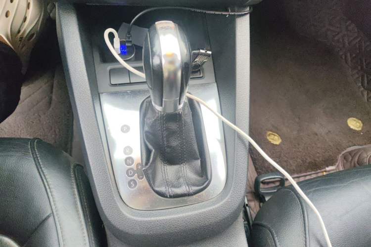 Used Volkswagen Sagitar 2012 1.4TSI Automatic Flagship Edition Gear Lever