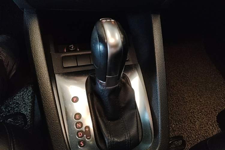 Used Volkswagen Sagitar 2012 1.4TSI Automatic Luxury Edition Gear Lever