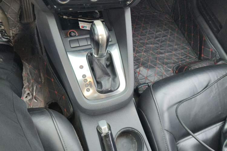 Used Volkswagen Sagitar 2012 1.6L Automatic Fashion Edition Gear Lever