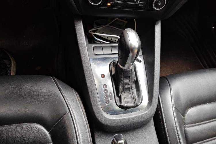 Used Volkswagen Sagitar 2012 1.4TSI Automatic Flagship Edition Gear Lever