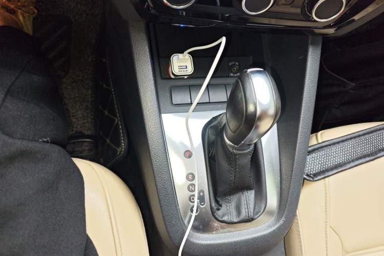 Used Volkswagen Sagitar 2012 1.6L Automatic Comfort Edition Gear Lever