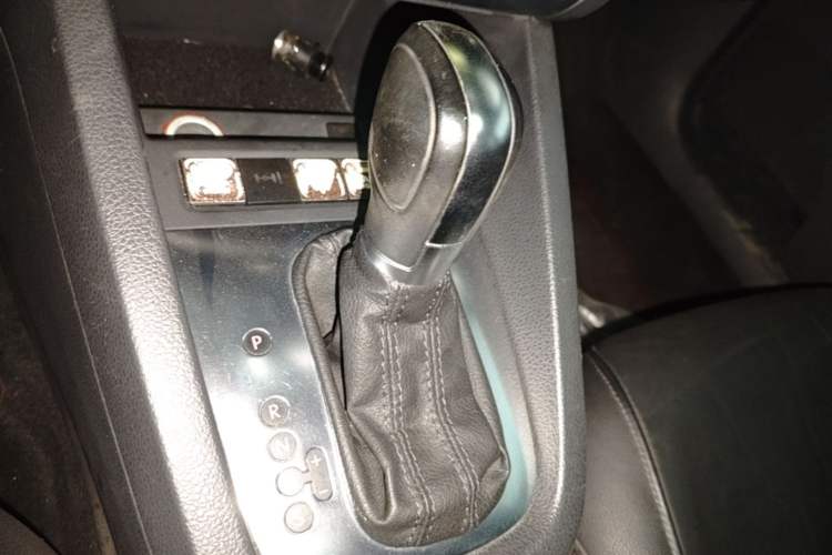 Used Volkswagen Sagitar 2012 1.6L Automatic Comfort Edition Gear Lever