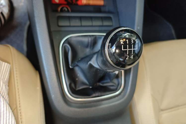 Used Volkswagen Sagitar 2012 1.6L Manual Comfort Model Gear Lever