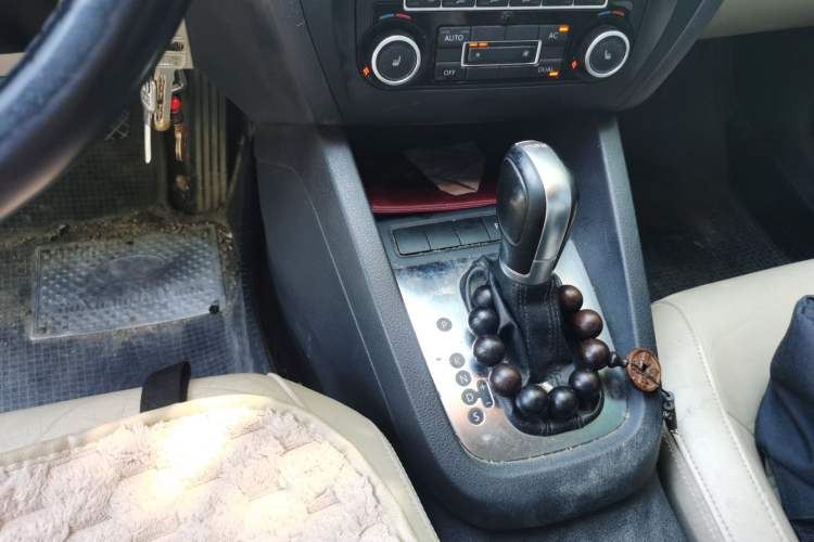 Used Volkswagen Sagitar 2012 1.8TSI Automatic Flagship Edition Gear Lever