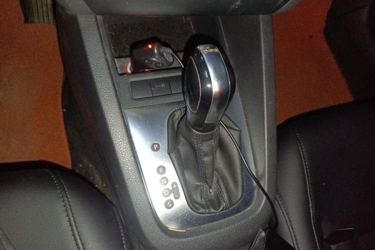 Used Volkswagen Sagitar 2012 1.4TSI Automatic Fashion Edition Gear Lever
