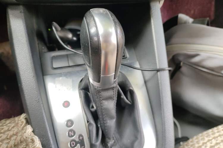 Used Volkswagen Sagitar 2012 1.6L Automatic Comfort Edition Gear Lever