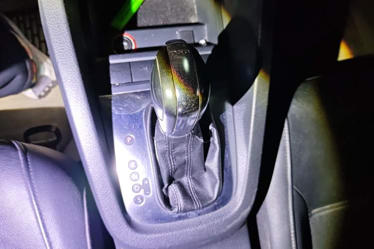 Used Volkswagen Sagitar 2012 1.4TSI Automatic Luxury Edition Gear Lever