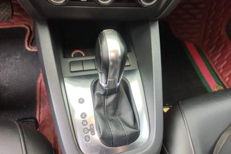 Used Volkswagen Sagitar 2012 1.6L Automatic Comfort Edition Gear Lever