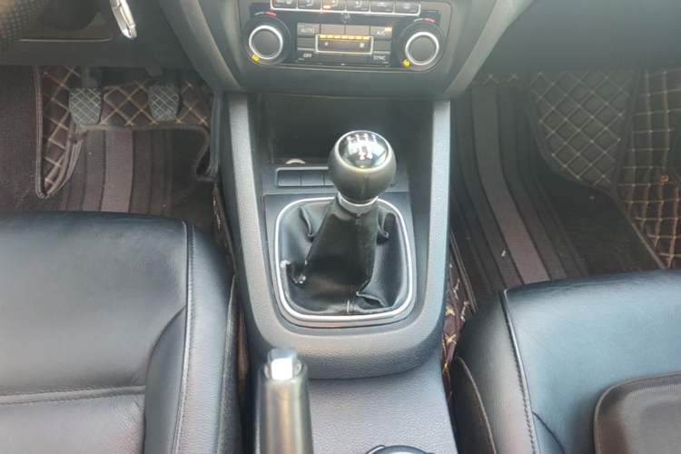 Used Volkswagen Sagitar 2012 1.4TSI Manual Luxury Model Gear Lever