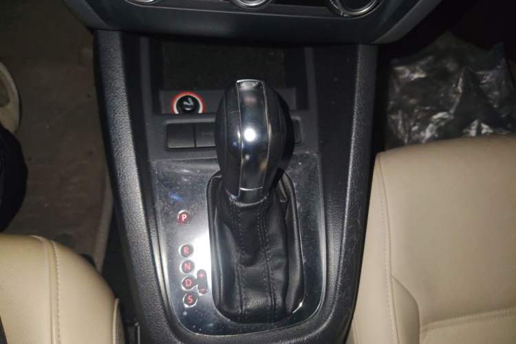 Used Volkswagen Sagitar 2012 1.6L Automatic Comfort Edition Gear Lever