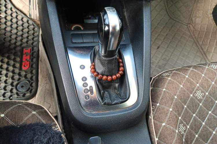 Used Volkswagen Sagitar 2012 1.4TSI Automatic Fashion Edition Gear Lever