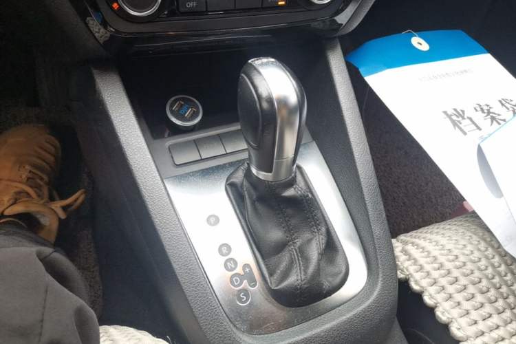 Used Volkswagen Sagitar 2012 1.4TSI Automatic Luxury Edition Gear Lever