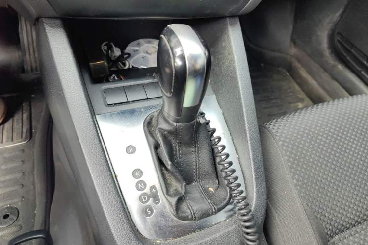 Used Volkswagen Sagitar 2012 1.6L Automatic Fashion Edition Gear Lever