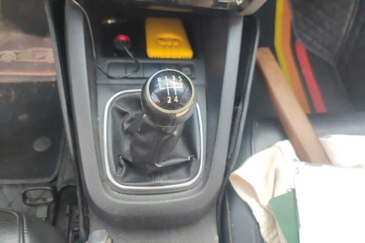Used Volkswagen Sagitar 2012 1.4TSI Manual Luxury Model Gear Lever