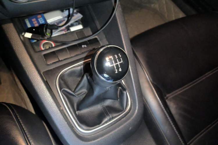 Used Volkswagen Sagitar 2012 1.4TSI Manual Luxury Model Gear Lever