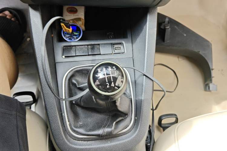 Used Volkswagen Sagitar 2012 1.6L Manual Comfort Model Gear Lever
