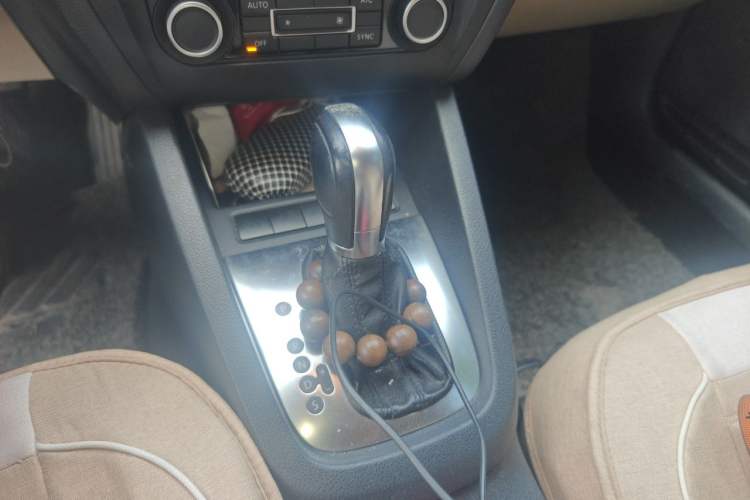 Used Volkswagen Sagitar 2012 1.4TSI Automatic Luxury Edition Gear Lever
