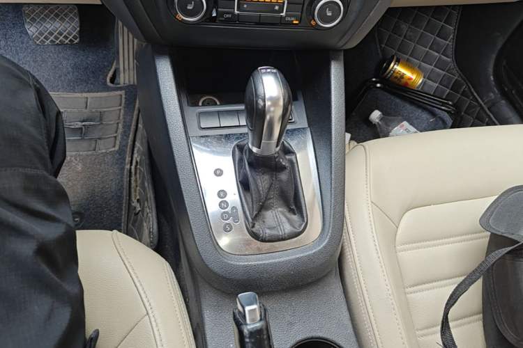 Used Volkswagen Sagitar 2012 1.8TSI Automatic Flagship Edition Gear Lever