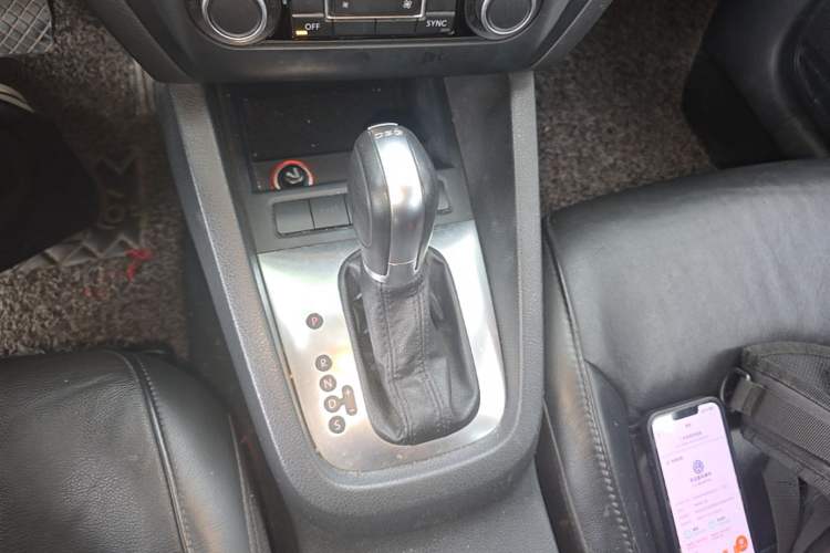 Used Volkswagen Sagitar 2012 1.4TSI Automatic Luxury Edition Gear Lever