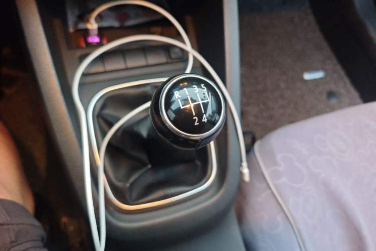 Used Volkswagen Sagitar 2012 1.6L Manual Comfort Model Gear Lever