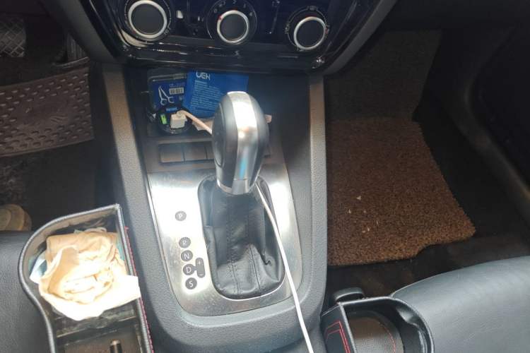 Used Volkswagen Sagitar 2012 1.6L Automatic Comfort Edition Gear Lever