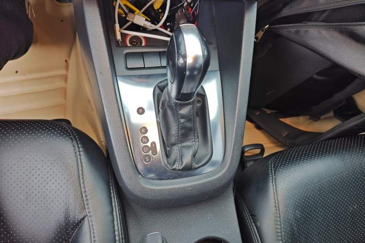 Used Volkswagen Sagitar 2012 1.6L Automatic Fashion Edition Gear Lever