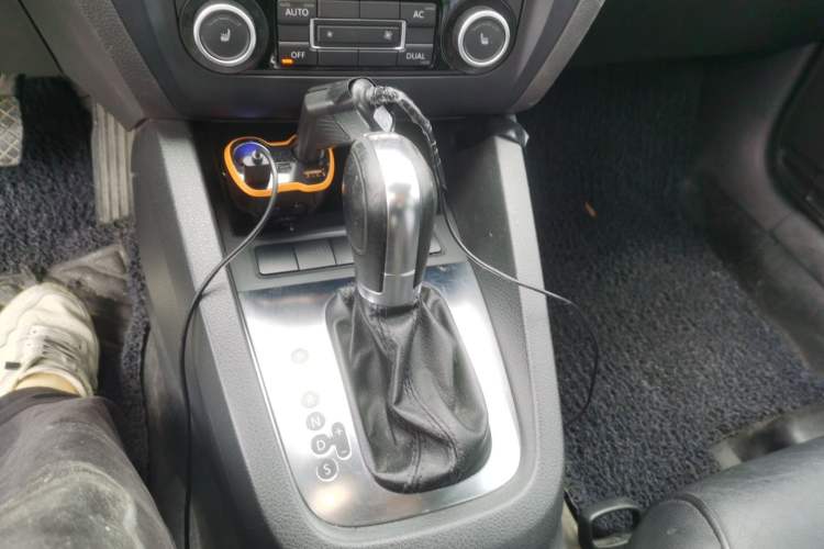 Used Volkswagen Sagitar 2012 1.8TSI Automatic Flagship Edition Gear Lever