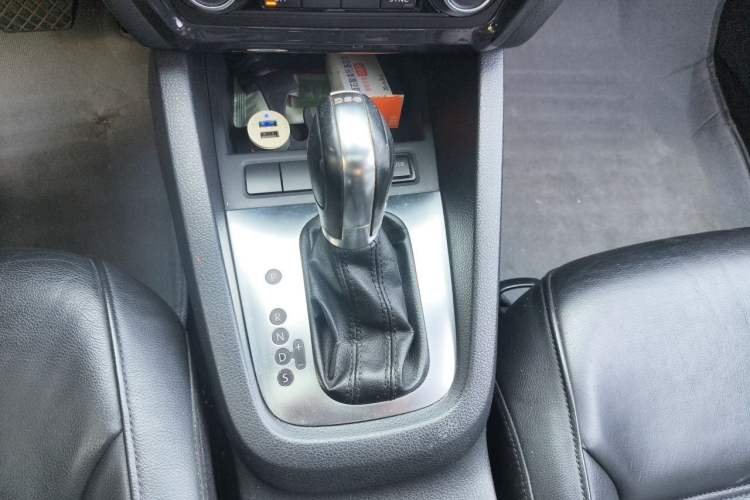 Used Volkswagen Sagitar 2012 1.4TSI Automatic Luxury Edition Gear Lever
